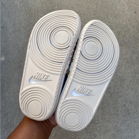 WMNS NIKE OFFCOURT SLIDE GOLD OFF COURT FLIP FLOP SANDAL SLIDE
COPPER BEIGE - Picture 3 of 6